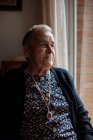 Ältere Frau mit persönlichem Wecker hängt am Hals — Stockfoto