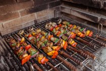 Spiedini di carne di maiale con verdure su griglia — Foto stock