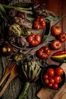 Ensemble de divers légumes frais et serviettes en tissu rustique sur la table dans la cuisine — Photo de stock