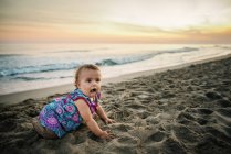 Kind spielt mit Sand am Strand — Stockfoto