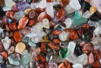 Крупным планом разноцветных флюоритовых камней в куче — стоковое фото