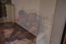 Fenêtre réflexion de gay couple jouer de la guitare dans chambre à coucher à la maison — Photo de stock