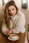 Elegante Frau mixt Kaffee im Café — Stockfoto