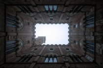 Vue sous la perspective de la tour en maçonnerie de la cour, Toscane, Italie — Photo de stock