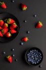 Varie bacche fresche estive su sfondo nero — Foto stock