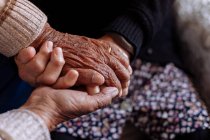 Detalhe das mãos enrugadas de um casal de idosos — Fotografia de Stock