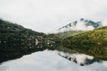 Increíble lago cerca de las montañas - foto de stock