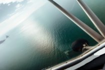 Vista aérea do mar e das ilhas a partir do interior de um pequeno avião — Fotografia de Stock