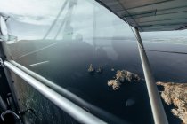 Вид с воздуха на острова изнутри небольшого самолета — стоковое фото
