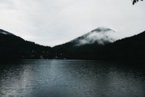 Дивовижне озеро біля гір — стокове фото