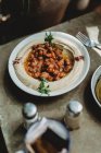 Fagioli e hummus tradizionale in piatto sul tavolo — Foto stock