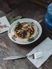 Cogumelos e hummus tradicional em chapa em mesa de madeira — Fotografia de Stock
