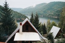 House near amazing lake near mountains — Stock Photo
