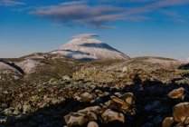 Majestosa vista do céu azul e do pico de montanha nevado nas Ilhas Canárias, Espanha — Fotografia de Stock