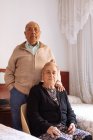 Portrait d'un couple âgé à l'intérieur de sa maison — Photo de stock