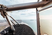 Vista aerea dall'interno della cabina di pilotaggio di un piccolo aereo — Foto stock