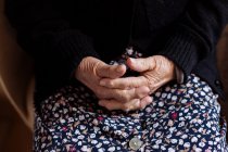 Detalhe de mãos de mulher idosa com osteoartrite — Fotografia de Stock