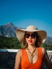 Молодая стильная китаянка в панамской шляпе и солнечных очках наслаждается ярким летним днем — стоковое фото