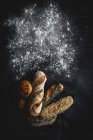 Sortimento de pães cozidos na hora caseiros sobre fundo preto — Fotografia de Stock