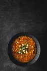 Traditionelle Harira-Suppe für Ramadan in schwarzer Schüssel auf dunkler Tischplatte — Stockfoto