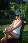 Giovane donna cinese ricca prendere il sole a bordo piscina in un lussuoso resort — Foto stock