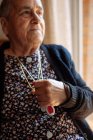 Donna anziana con allarme personale appeso al collo — Foto stock