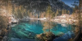 Ландшафт мирного Лазурне озеро з сніжною берега і курортного будівлі в горах Швейцарії — стокове фото
