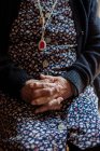 Детали рук пожилой женщины с остеоартритом — стоковое фото