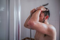 Shirtless irreconhecível homem tomando banho no banheiro — Fotografia de Stock
