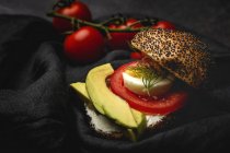 Здоровый домашний овощной сэндвич на черной ткани — стоковое фото