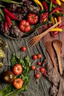 Conjunto de vários legumes frescos e guardanapos de pano rústico na mesa na cozinha — Fotografia de Stock