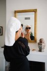 Elegante chinesa rica mulher se preparando na frente de um espelho — Fotografia de Stock