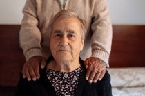 Retrato de um casal de idosos em seu interior de casa — Fotografia de Stock