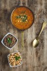 Traditionelle Harira-Suppe für Ramadan im Topf auf Holztisch mit Zutaten — Stockfoto