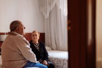 Ritratto di una coppia anziana all'interno della casa — Foto stock