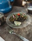Традиционные арабские рулоны давали на тарелке на деревянном столе — стоковое фото
