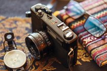 Nahaufnahme einer arrangierten Vintage-Fotokamera mit Kompass auf einem dekorativen Tisch — Stockfoto