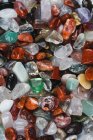 Primo piano di pietre colorate di fluorite in mucchio — Foto stock
