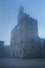 Двірник на порожній площі у віці в місті туманні ранок, Італія — стокове фото