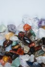 Close-up de pedras de fluorite coloridas em heap no fundo branco — Fotografia de Stock