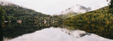 Incredibile lago vicino alle montagne — Foto stock