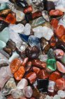 Primer plano de piedras de fluorita de colores en un montón - foto de stock
