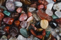 Primer plano de piedras de fluorita de colores en un montón - foto de stock
