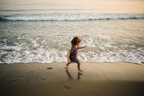Criança indo no mar na costa — Fotografia de Stock