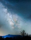 Paysage sauvage sous un ciel nocturne lumineux avec la Voie lactée — Photo de stock