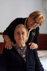 Ältere Frau mit Alzheimer, serviert von ihrer Tochter — Stockfoto