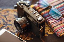 Nahaufnahme einer Vintage-Kamera auf einem dekorativen Tisch — Stockfoto