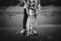 Madre che tiene bambino che cammina — Foto stock