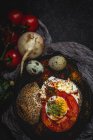 Здоровый домашний овощной сэндвич на тёмном фоне — стоковое фото