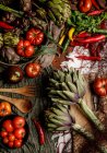 Набор свежих овощей и салфеток на кухне — стоковое фото